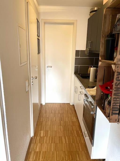 - Chilliges Zimmer In Dusseldorf Mit Balkon & Kuche; Big Tv And Bed - Exterior foto